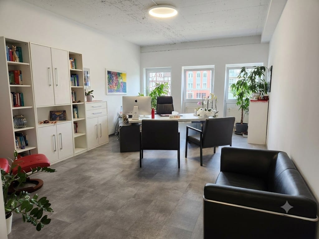 Helles Sprechzimmer der Praxis mit Blick auf die Euskirchener Altstadt